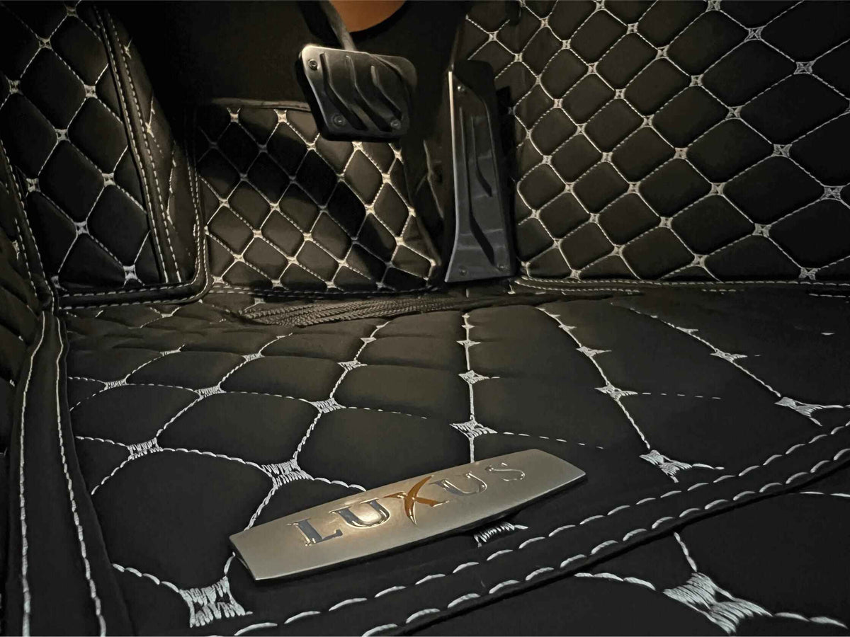 Tapis de Sol 3D sur Mesure Premium Luxus – Motif Nid d’Abeille Noir avec Surpiqûres Blanches