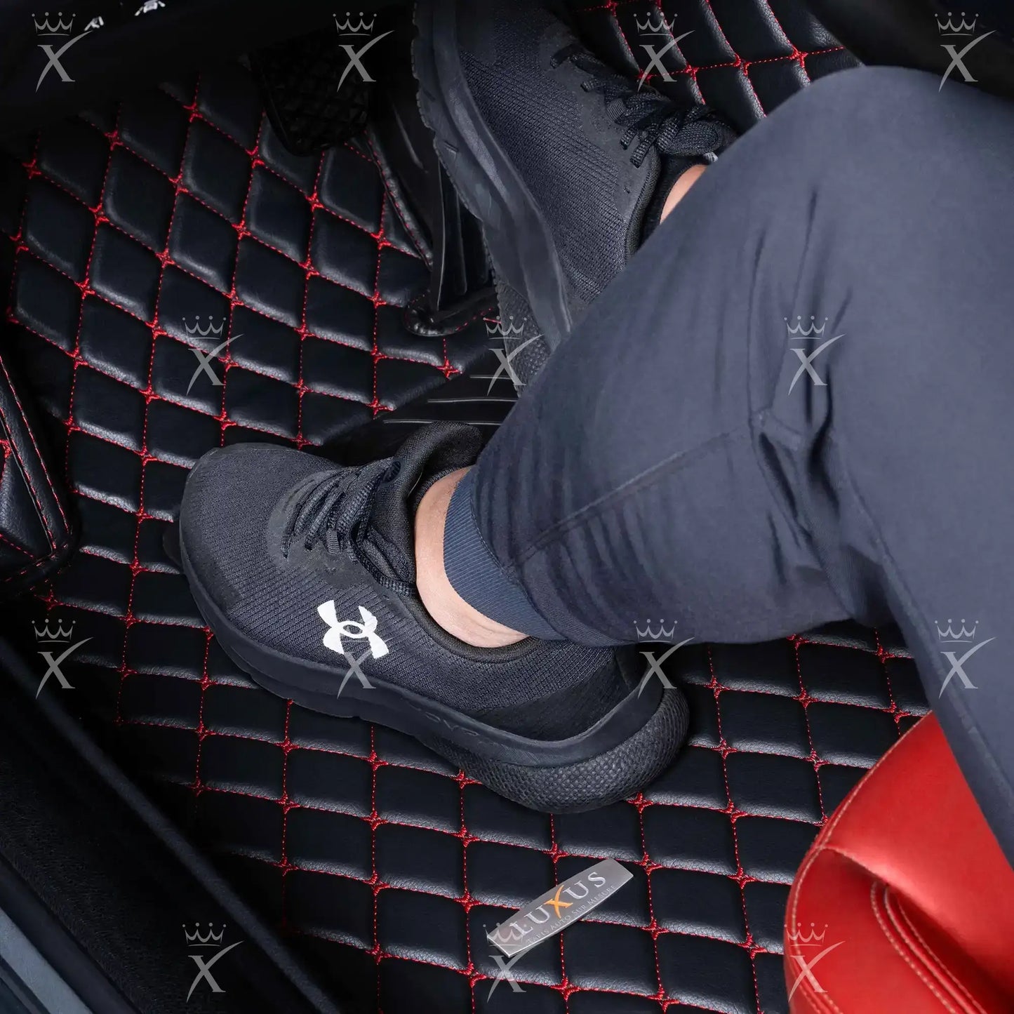 Tapis de Sol 3D Sur Mesure Premium Luxus – Motif Losange Noir avec Surpiqûres Jaunes