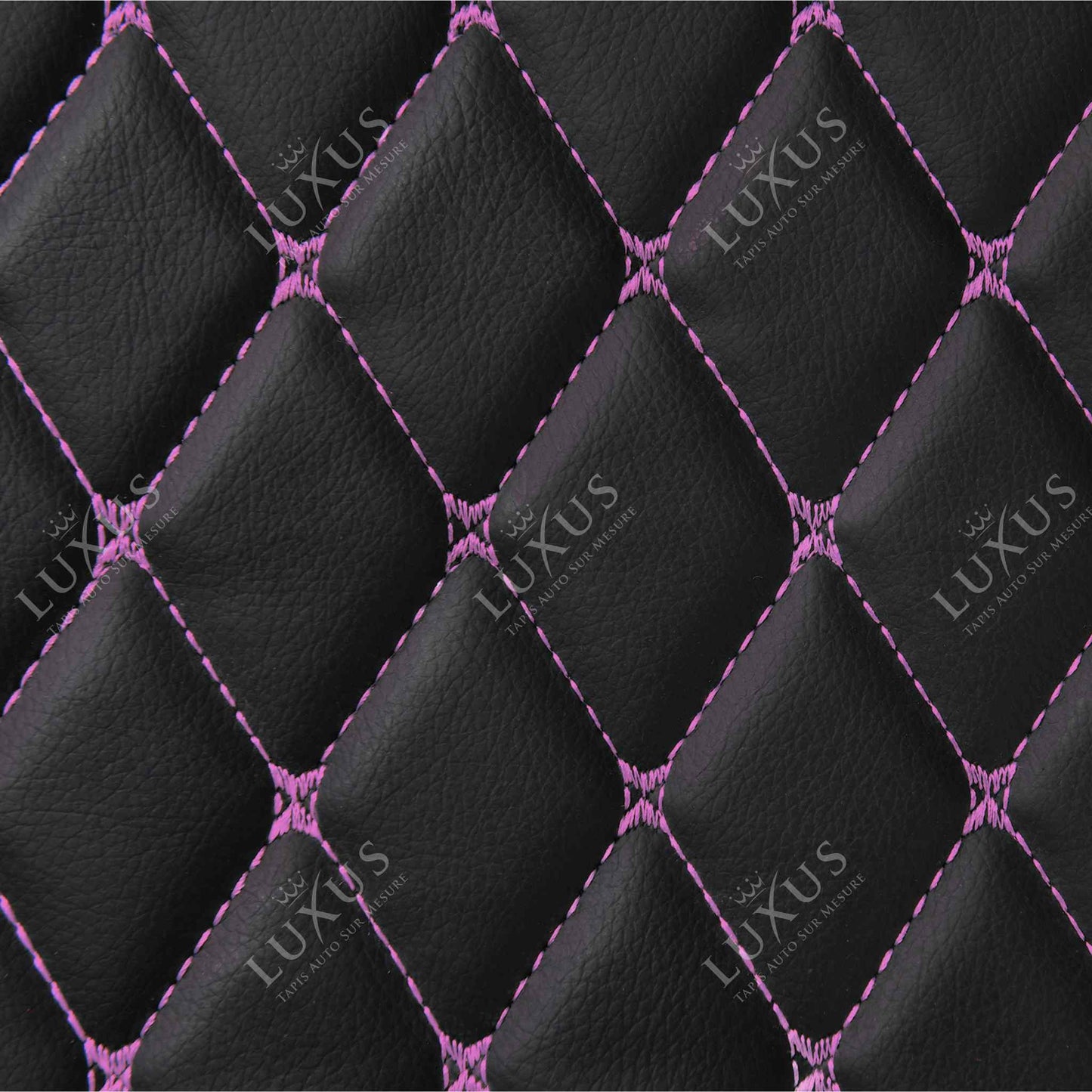 Tapis de Sol 3D Sur Mesure Premium Luxus – Motif Losange Noir avec Surpiqûres Mauves