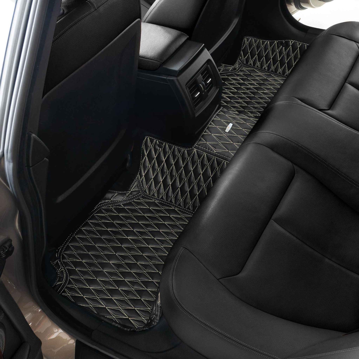 Tapis de Sol 3D sur Mesure Premium Luxus – Motif Double Losange Noir avec Surpiqûres Beiges