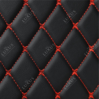 Tapis de Coffre sur Mesure Premium Luxus – Motif Losange Noir avec Surpiqûres Rouges