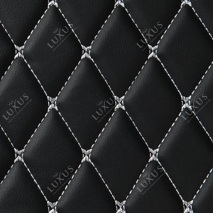 Tapis de Coffre sur Mesure Premium Luxus – Motif Losange Noir avec Surpiqûres Blanches