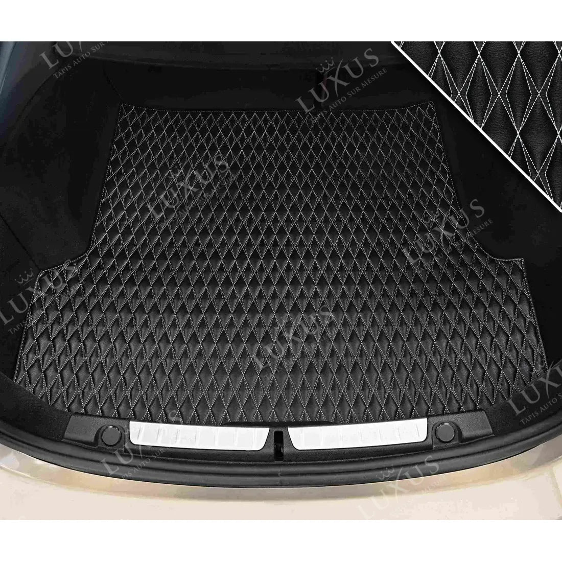 Tapis de Coffre sur Mesure Premium Luxus – Motif Double Losange Noir avec Surpiqûres Blanches