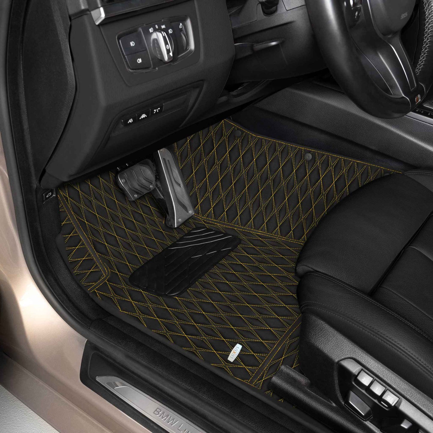 Tapis de Sol 3D sur Mesure Premium Luxus – Motif Double Losange Noir avec Surpiqûres Jaunes