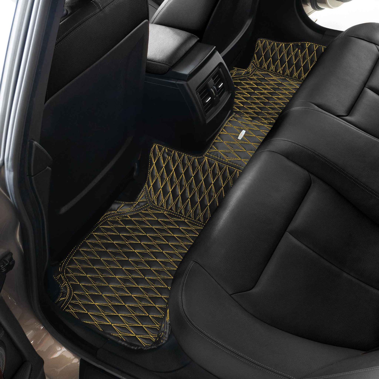 Tapis de Sol 3D sur Mesure Premium Luxus – Motif Double Losange Noir avec Surpiqûres Jaunes
