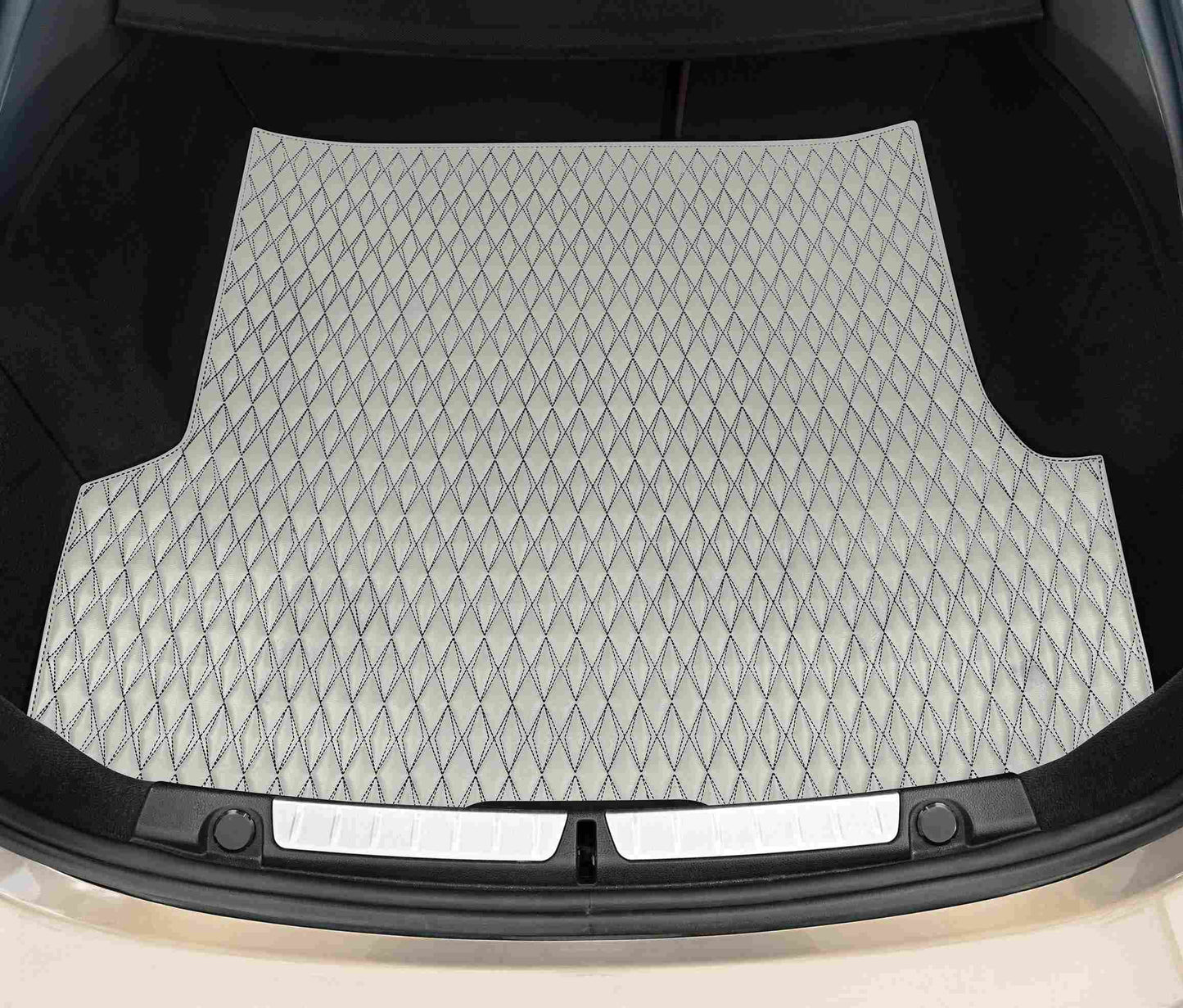 Tapis de Coffre sur Mesure Premium Luxus – Motif Double Losange Blanc Neige avec Surpiqûres Noires