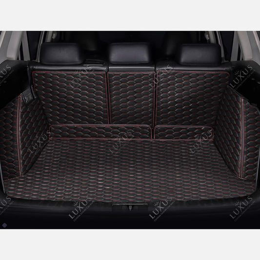Tapis de Coffre 3D Intégral sur Mesure Premium Luxus – Motif Nid d’Abeille Noir avec Surpiqûres Rouges