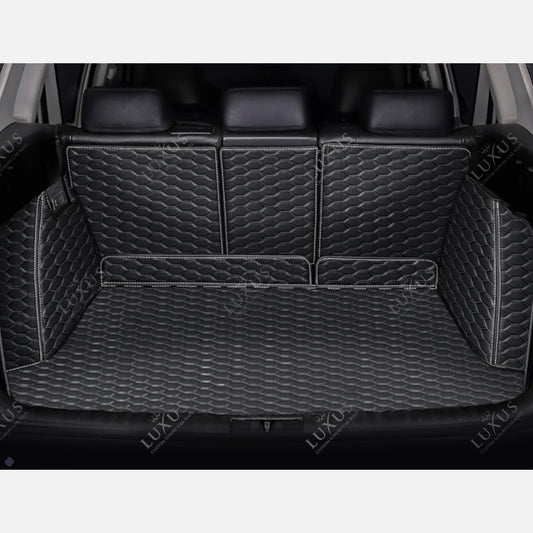 Tapis de Coffre 3D Intégral sur Mesure Premium Luxus – Motif Nid d’Abeille Noir avec Surpiqûres Blanches
