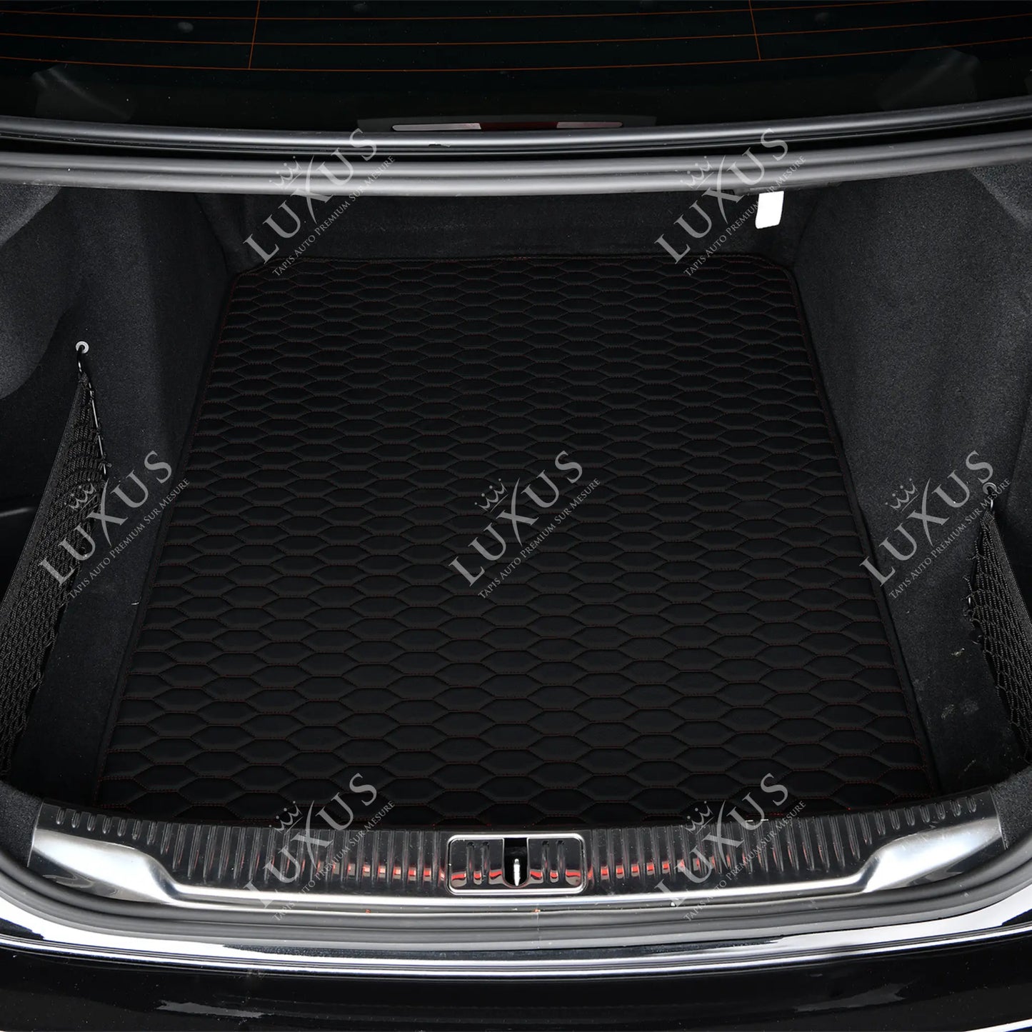 Tapis de Coffre sur Mesure Premium Luxus – Motif Nid d’Abeille Noir avec Surpiqûres Noires
