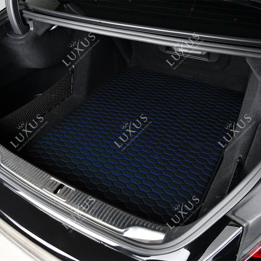 Tapis de Coffre sur Mesure Premium Luxus – Motif Nid d’Abeille Noir avec Surpiqûres Bleues