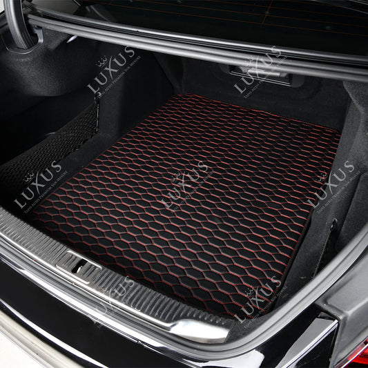 Tapis de Coffre sur Mesure Premium Luxus – Motif Nid d’Abeille Noir avec Surpiqûres Rouges