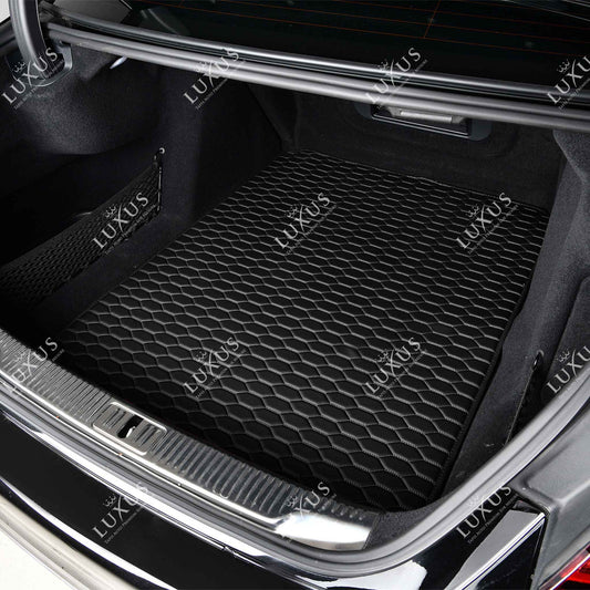 Tapis de Coffre sur Mesure Premium Luxus – Motif Nid d’Abeille Noir avec Surpiqûres Blanches