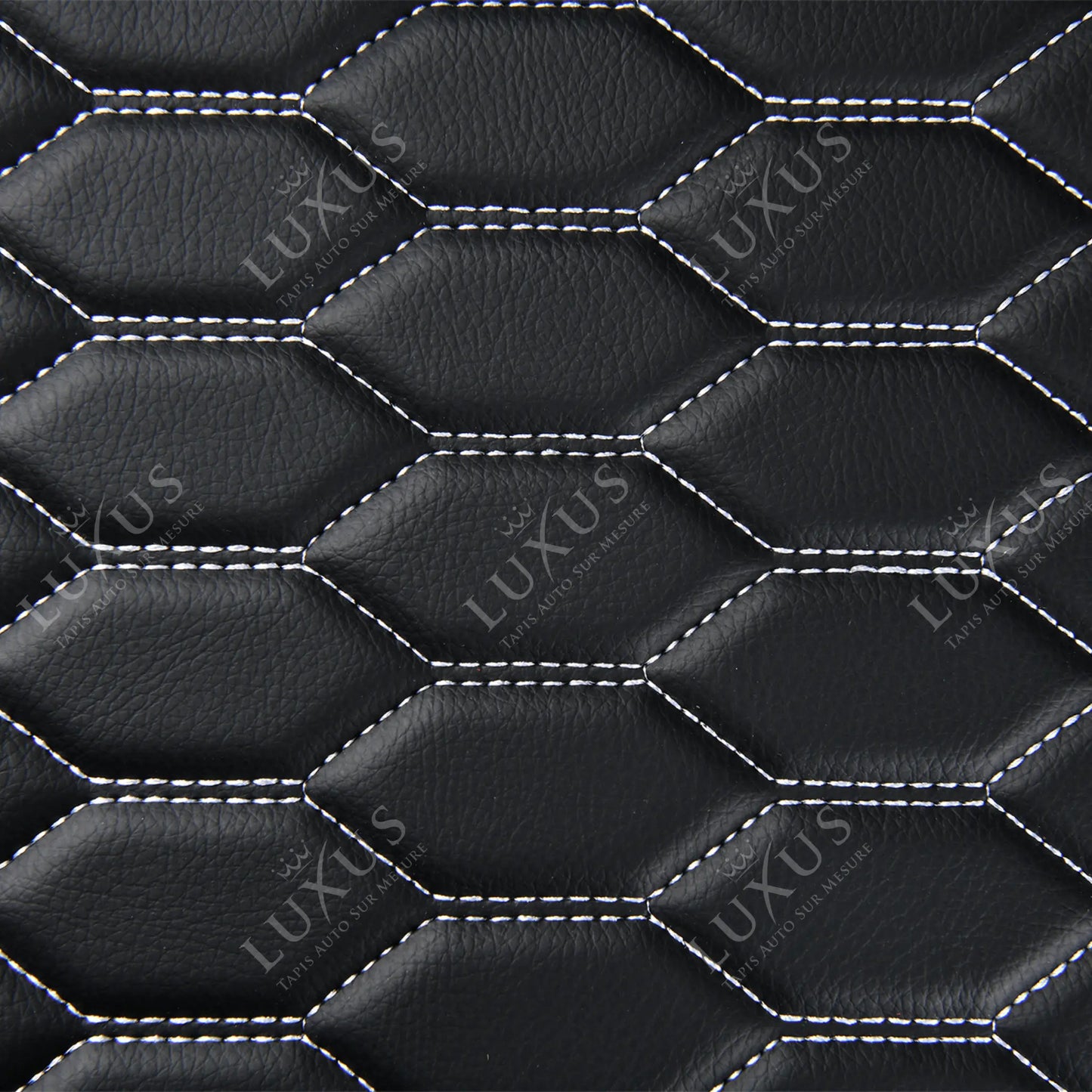 Tapis de Coffre 3D Intégral sur Mesure Premium Luxus – Motif Nid d’Abeille Noir avec Surpiqûres Blanches