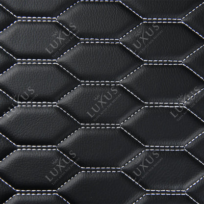Tapis de Coffre 3D Intégral sur Mesure Premium Luxus – Motif Nid d’Abeille Noir avec Surpiqûres Blanches