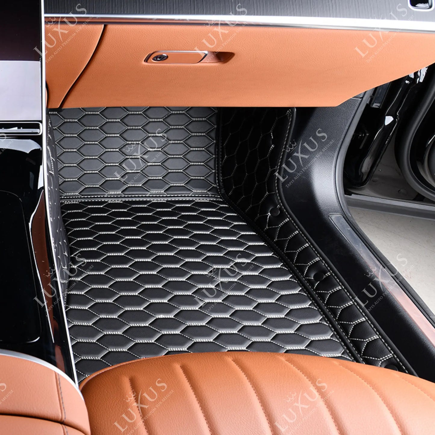 Tapis de Sol 3D sur Mesure Premium Luxus – Motif Nid d’Abeille Noir avec Surpiqûres Blanches