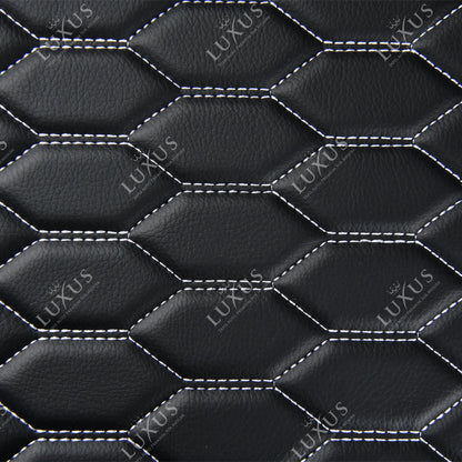 Tapis de Sol 3D sur Mesure Premium Luxus – Motif Nid d’Abeille Noir avec Surpiqûres Blanches